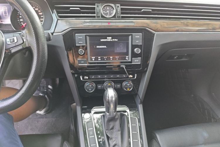 Used Volkswagen Magotan 2018 Facelift 330TSI DSG Luxury Model Audio And AC Panel
