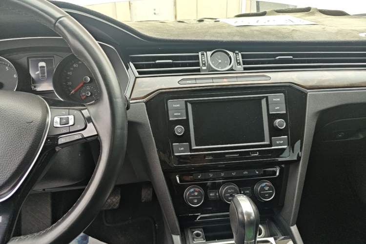 Used Volkswagen Magotan 2018 330TSI DSG Luxury Model Audio And AC Panel