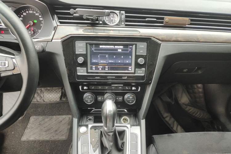 Used Volkswagen Magotan 2018 330TSI DSG Luxury Model Audio And AC Panel
