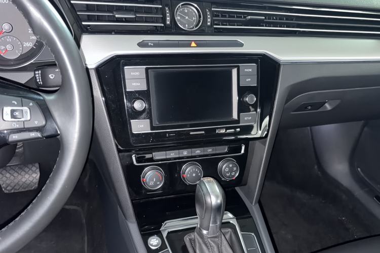 Used Volkswagen Magotan 2018 330TSI DSG Advanced Model Audio And AC Panel