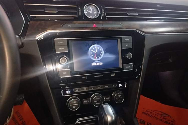 Used Volkswagen Magotan 2018 Facelift 330TSI DSG Luxury Model Audio And AC Panel