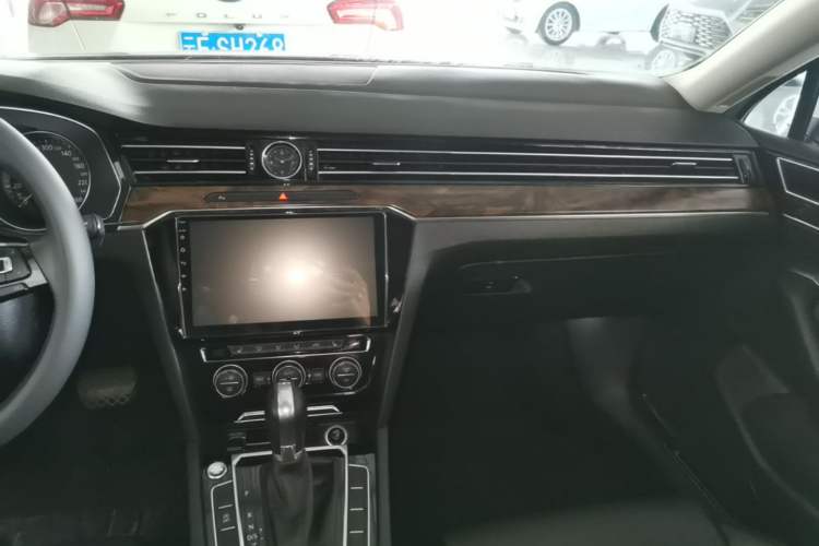 Used Volkswagen Magotan 2018 Facelift 330TSI DSG Luxury Model Audio And AC Panel