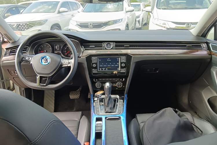 Used Volkswagen Magotan 2018 330TSI DSG Luxury Model Center Console