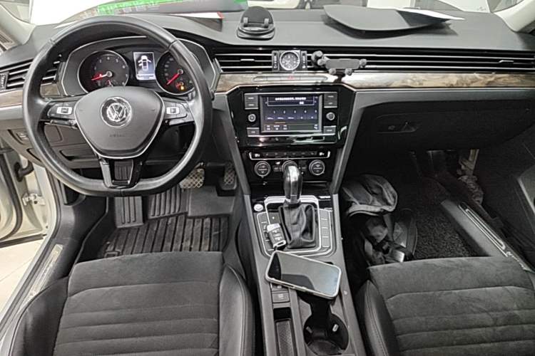 Used Volkswagen Magotan 2018 330TSI DSG Luxury Model Center Console