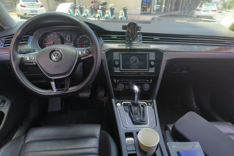 Used Volkswagen Magotan 2018 330TSI DSG Luxury Model Center Console