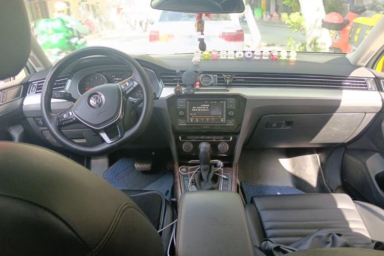 Used Volkswagen Magotan 2018 330TSI DSG Advanced Model Center Console