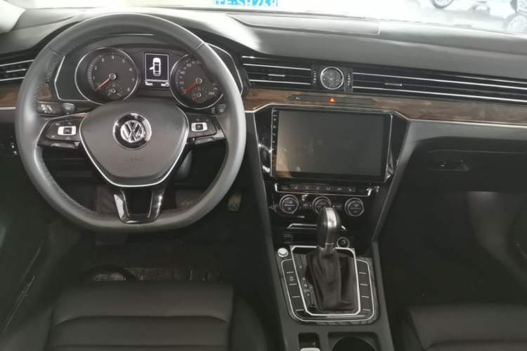 Used Volkswagen Magotan 2018 Facelift 330TSI DSG Luxury Model Center Console