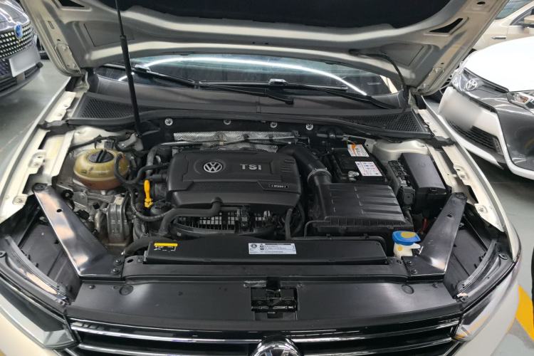 Used Volkswagen Magotan 2018 330TSI DSG Advanced Model Engine Bay