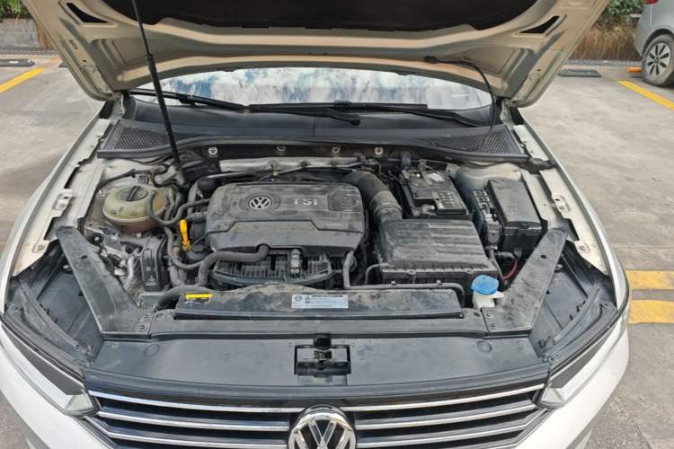 Used Volkswagen Magotan 2018 330TSI DSG Advanced Model Engine Bay