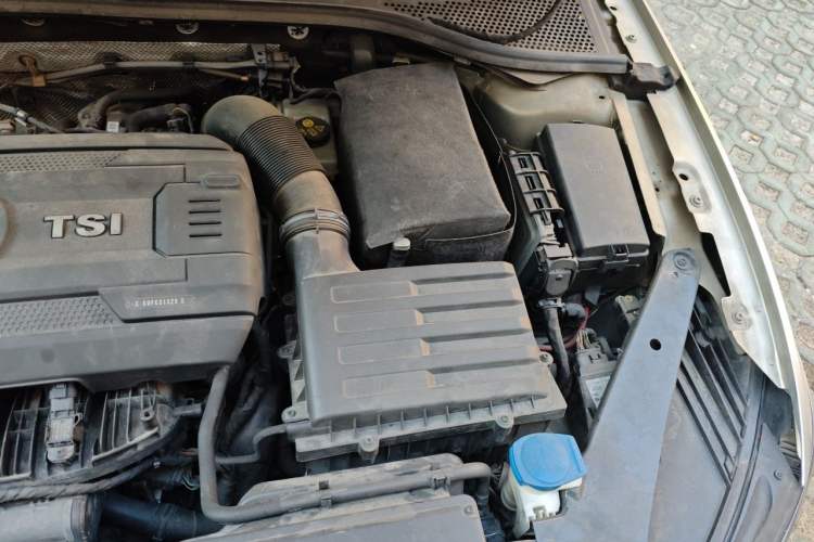 Used Volkswagen Magotan 2018 330TSI DSG Luxury Model Engine Bay Left