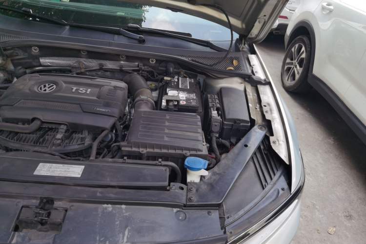 Used Volkswagen Magotan 2018 330TSI DSG Luxury Model Engine Bay Left