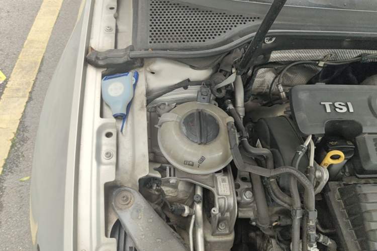 Used Volkswagen Magotan 2018 280TSI DSG Comfort Model Engine Bay Right