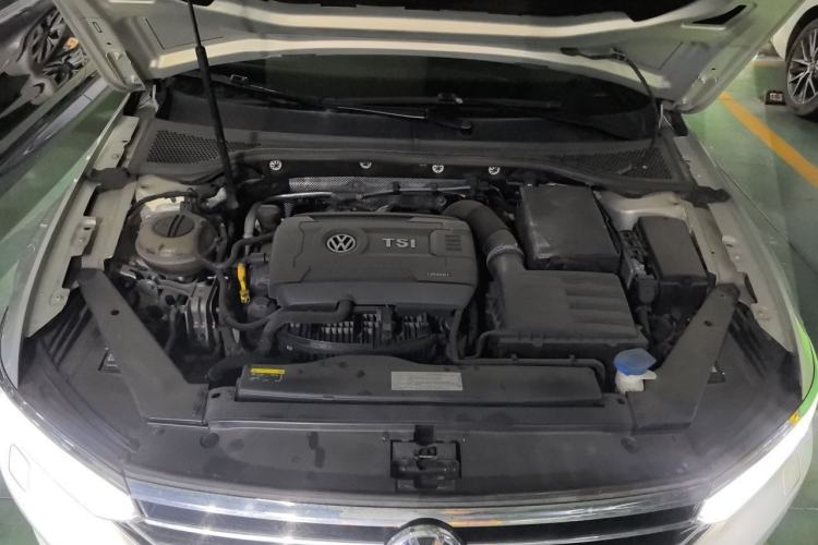 Used Volkswagen Magotan 2018 330TSI DSG Luxury Model Engine Bay