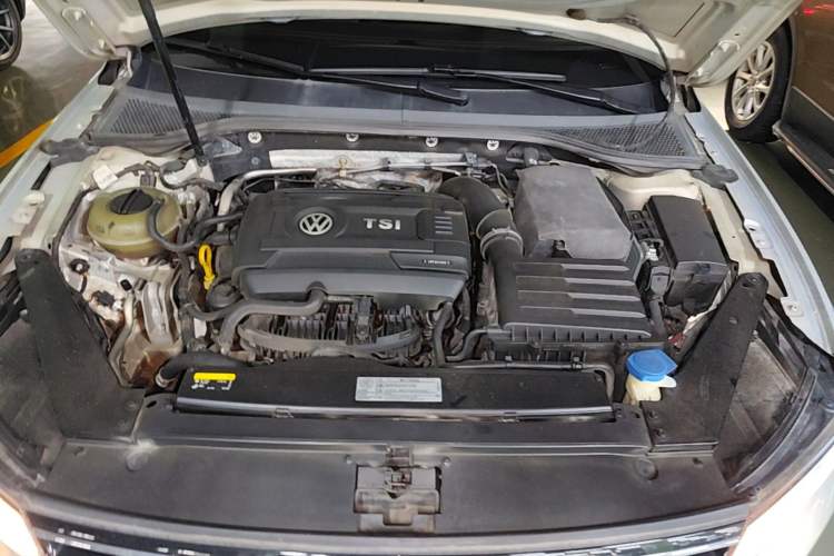 Used Volkswagen Magotan 2018 330TSI DSG Advanced Model Engine Bay