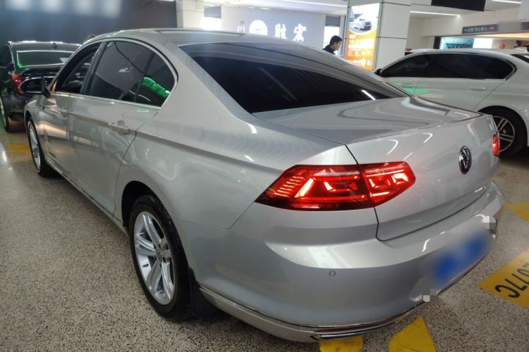 Used Volkswagen Magotan 2018 Facelift 330TSI DSG Luxury Model Exterior 2