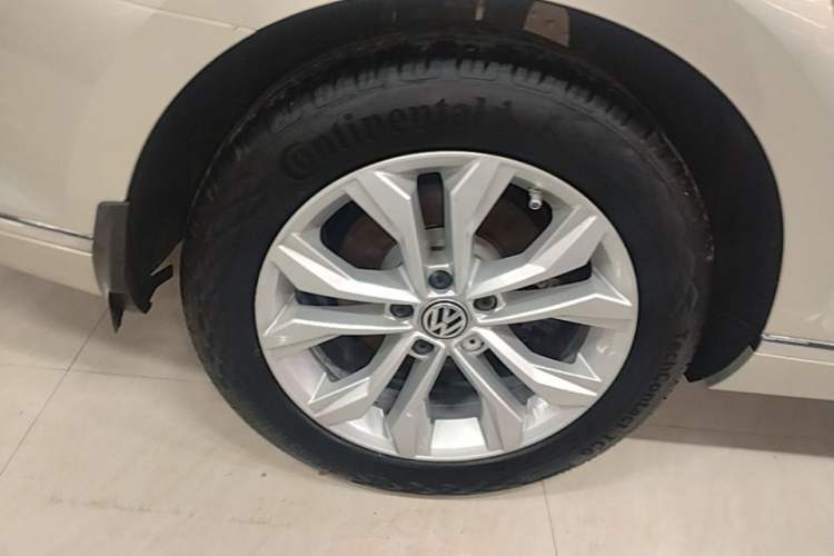 Used Volkswagen Magotan 2018 Facelift 330TSI DSG Luxury Model Exterior 2