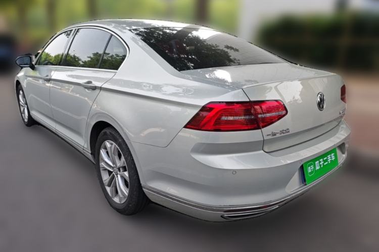 Used Volkswagen Magotan 2018 Facelift 330TSI DSG Luxury Model Exterior 3