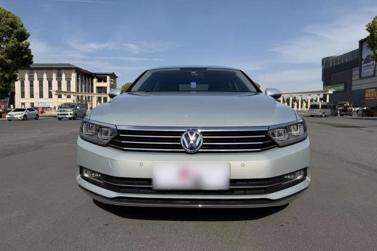 Used Volkswagen Magotan 2018 Facelift 330TSI DSG Luxury Model Exterior 3