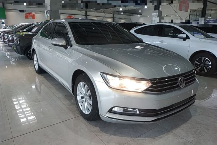 Used Volkswagen Magotan 2018 280TSI DSG Comfort Model Front Right 45 Deg