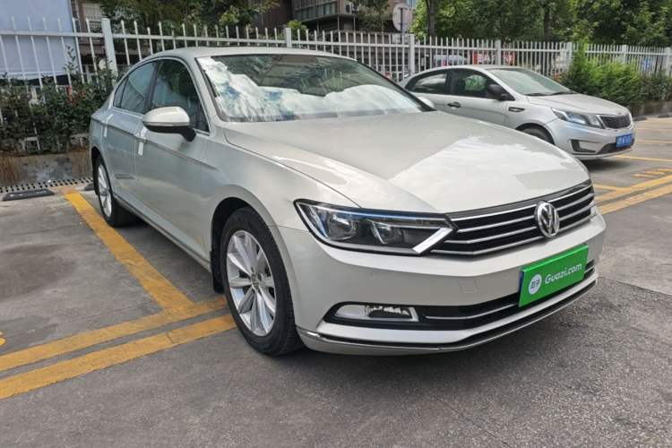 Used Volkswagen Magotan 2018 330TSI DSG Advanced Model Front Right 45 Deg