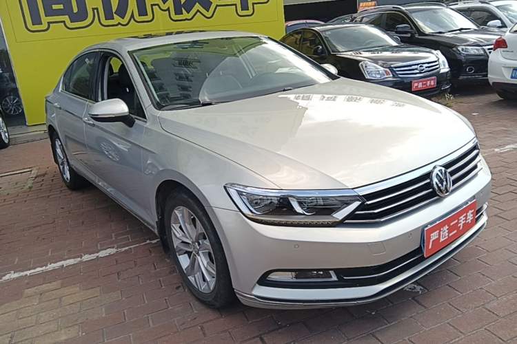 Used Volkswagen Magotan 2018 330TSI DSG Luxury Model Front Right 45 Deg
