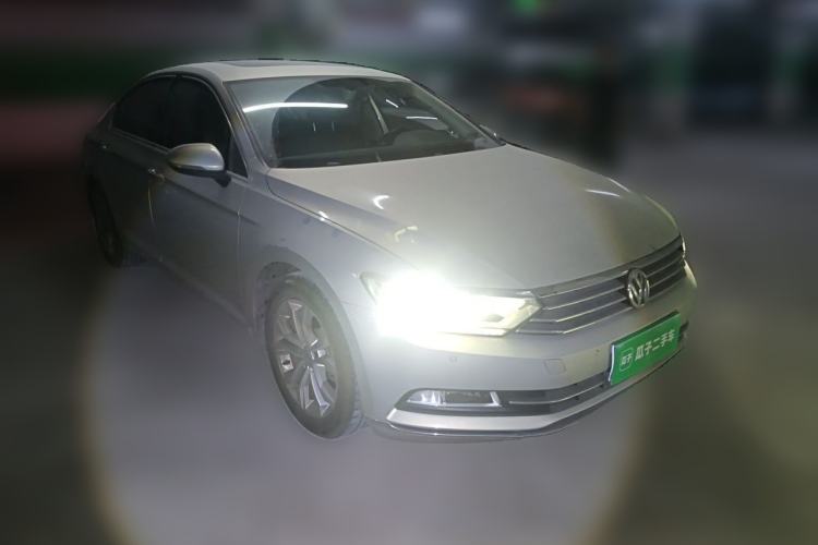 Used Volkswagen Magotan 2018 330TSI DSG Luxury Model Front Right 45 Deg