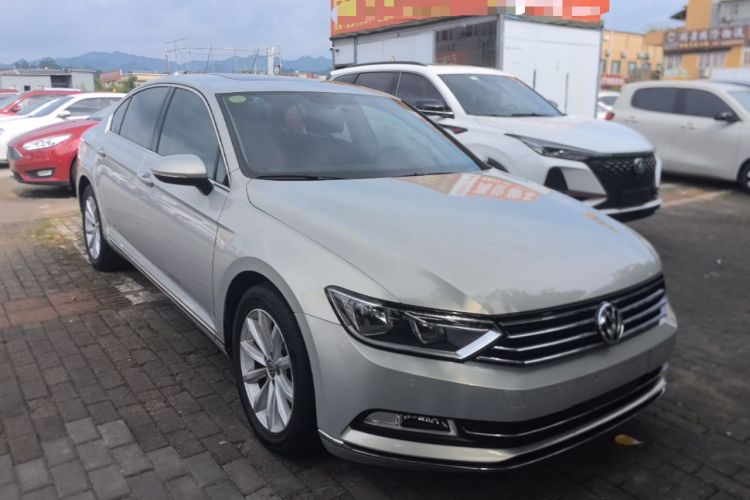 Used Volkswagen Magotan 2018 330TSI DSG Advanced Model Front Right 45 Deg