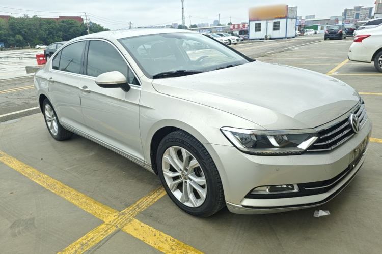 Used Volkswagen Magotan 2018 330TSI DSG Luxury Model Front Right 45 Deg