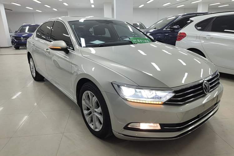 Used Volkswagen Magotan 2018 330TSI DSG Luxury Model Front Right 45 Deg