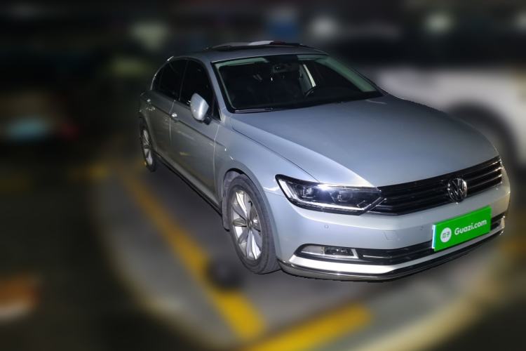 Used Volkswagen Magotan 2018 330TSI DSG Advanced Model Front Right 45 Deg