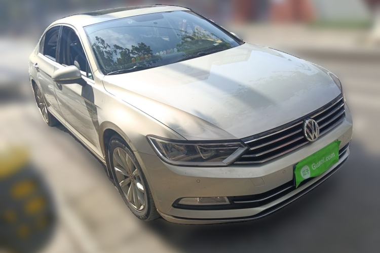 Used Volkswagen Magotan 2018 330TSI DSG Advanced Model Front Right 45 Deg