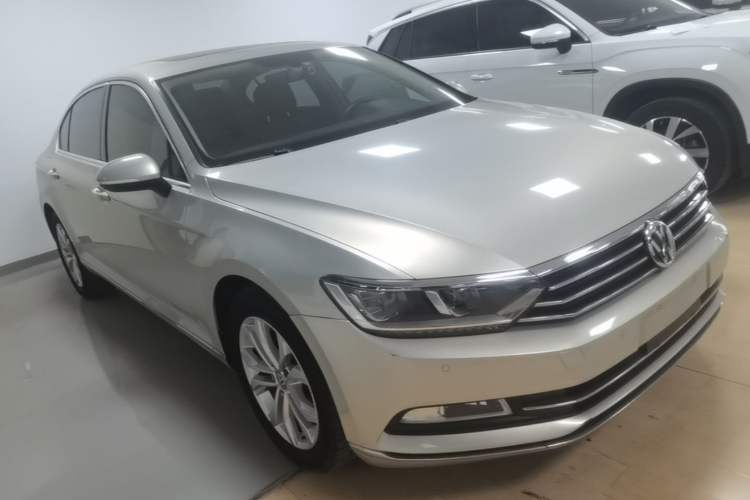 Used Volkswagen Magotan 2018 Facelift 330TSI DSG Luxury Model Front Right 45 Deg