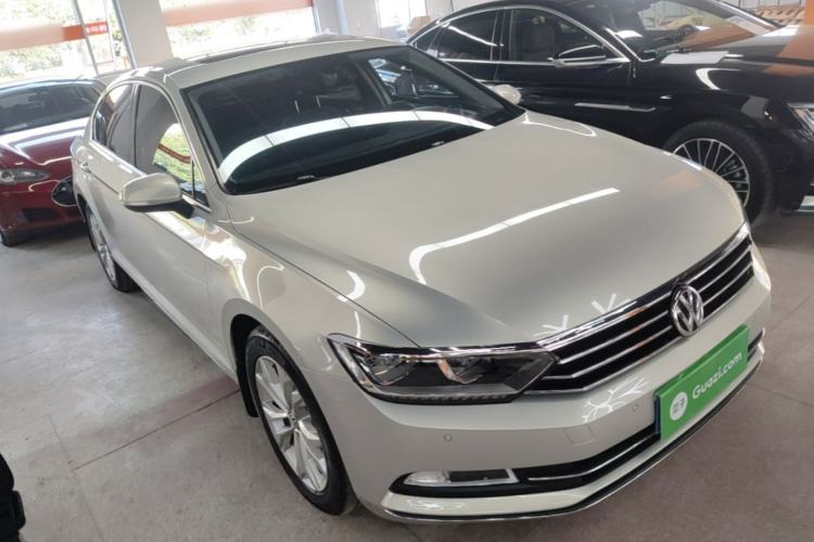Used Volkswagen Magotan 2018 Facelift 330TSI DSG Luxury Model Front Right 45 Deg