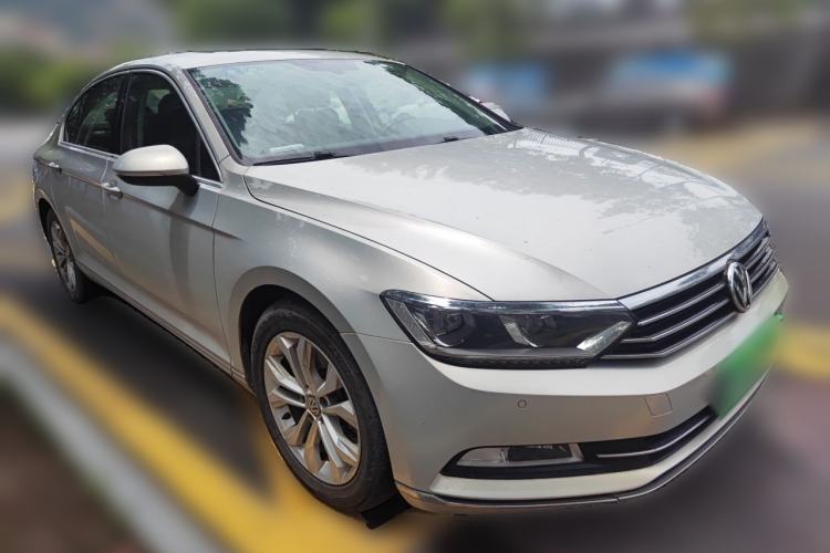 Used Volkswagen Magotan 2018 330TSI DSG Luxury Model Front Right 45 Deg