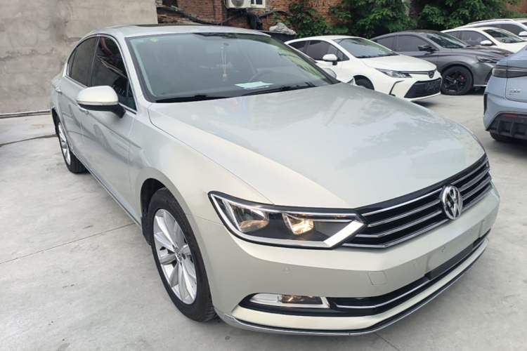 Used Volkswagen Magotan 2018 330TSI DSG Advanced Model Front Right 45 Deg