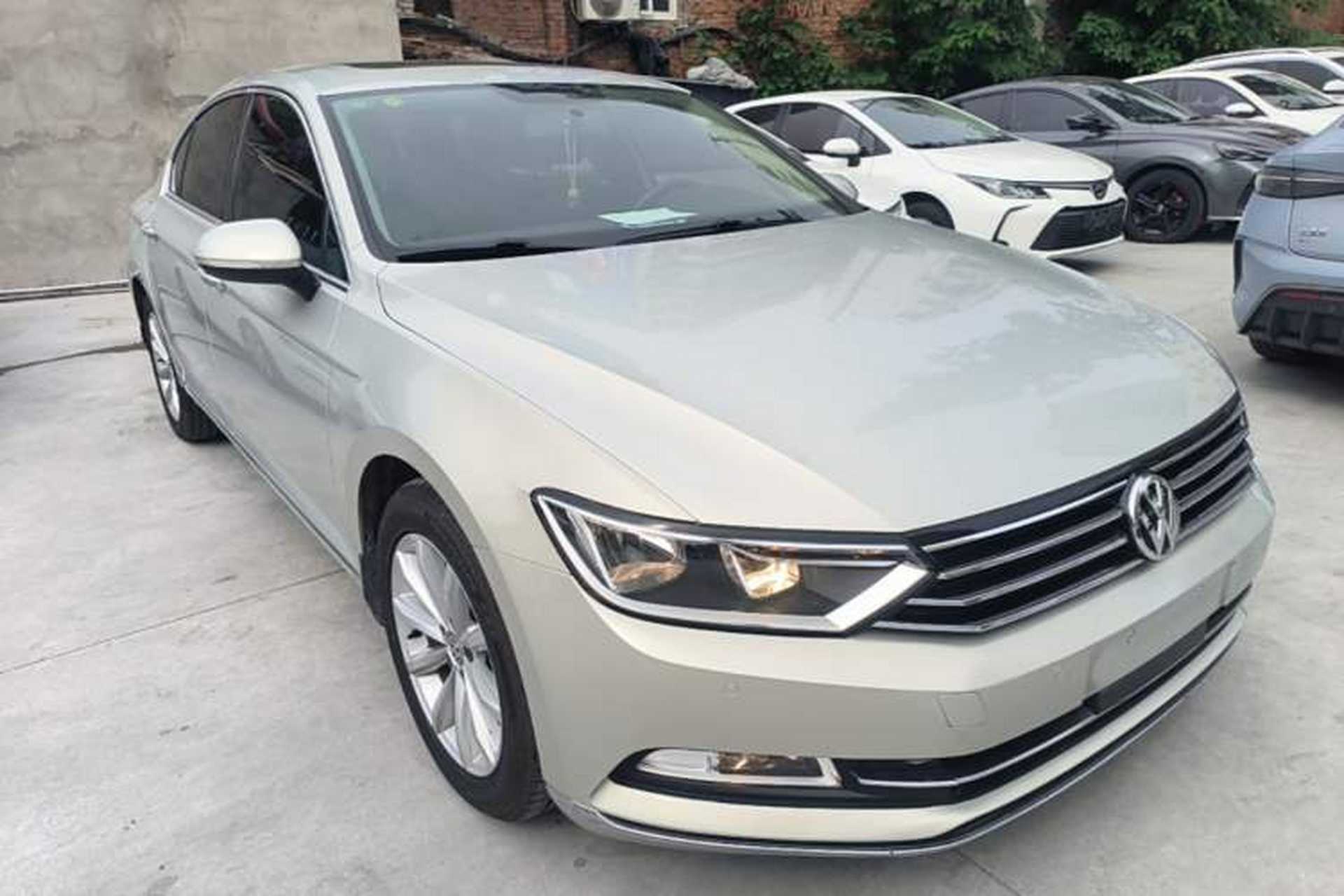 Used Volkswagen Magotan 2018 330TSI DSG Advanced Model Front Right 45 Deg