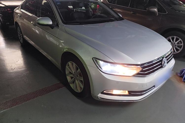 Used Volkswagen Magotan 2018 330TSI DSG Advanced Model Front Right 45 Deg