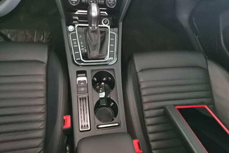 Used Volkswagen Magotan 2018 Facelift 330TSI DSG Luxury Model Gear Lever