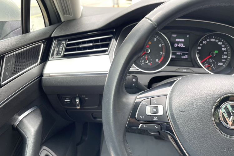 Used Volkswagen Magotan 2018 330TSI DSG Advanced Model Interior 9