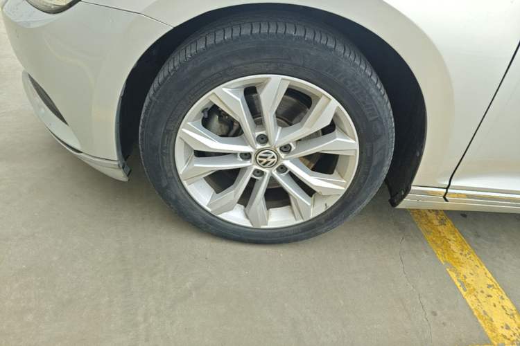 Used Volkswagen Magotan 2018 330TSI DSG Luxury Model Left Front Wheel Hub