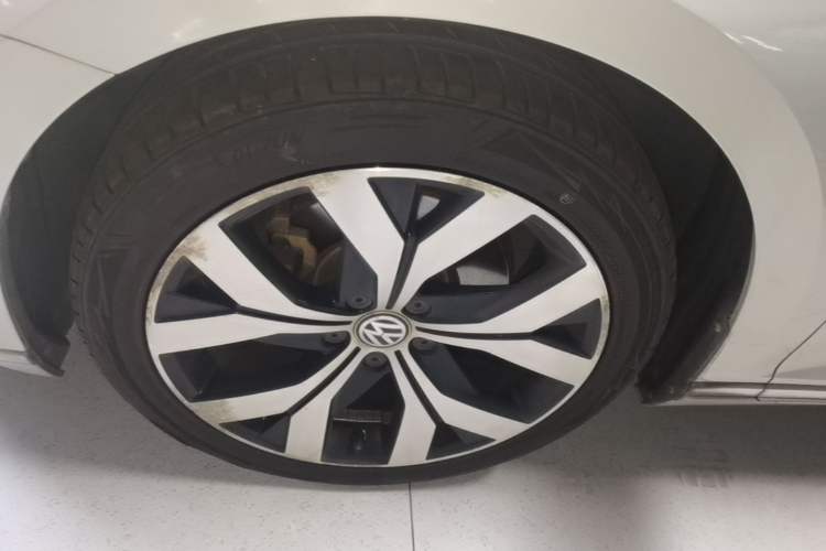 Used Volkswagen Magotan 2018 330TSI DSG Luxury Model Left Front Wheel Hub