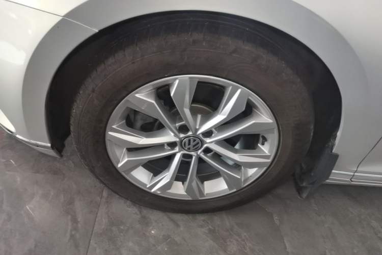 Used Volkswagen Magotan 2018 Facelift 330TSI DSG Luxury Model Left Front Wheel Hub