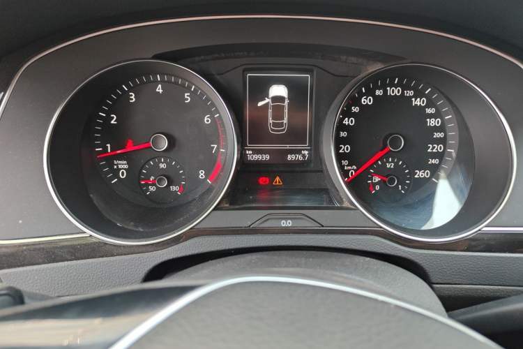 Used Volkswagen Magotan 2018 330TSI DSG Advanced Model Odometer Close Up