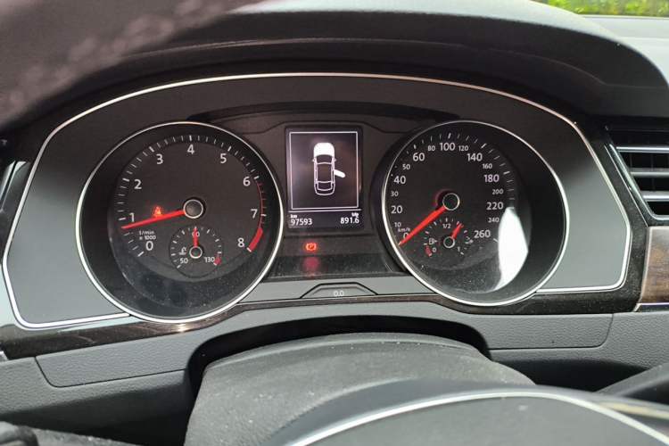 Used Volkswagen Magotan 2018 Facelift 330TSI DSG Luxury Model Odometer Close Up