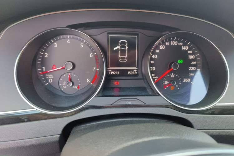 Used Volkswagen Magotan 2018 330TSI DSG Luxury Model Odometer Close Up