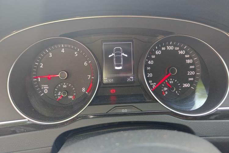 Used Volkswagen Magotan 2018 330TSI DSG Luxury Model Odometer Close Up