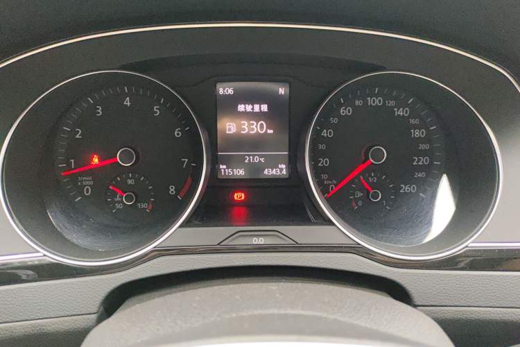 Used Volkswagen Magotan 2018 330TSI DSG Advanced Model Odometer Close Up