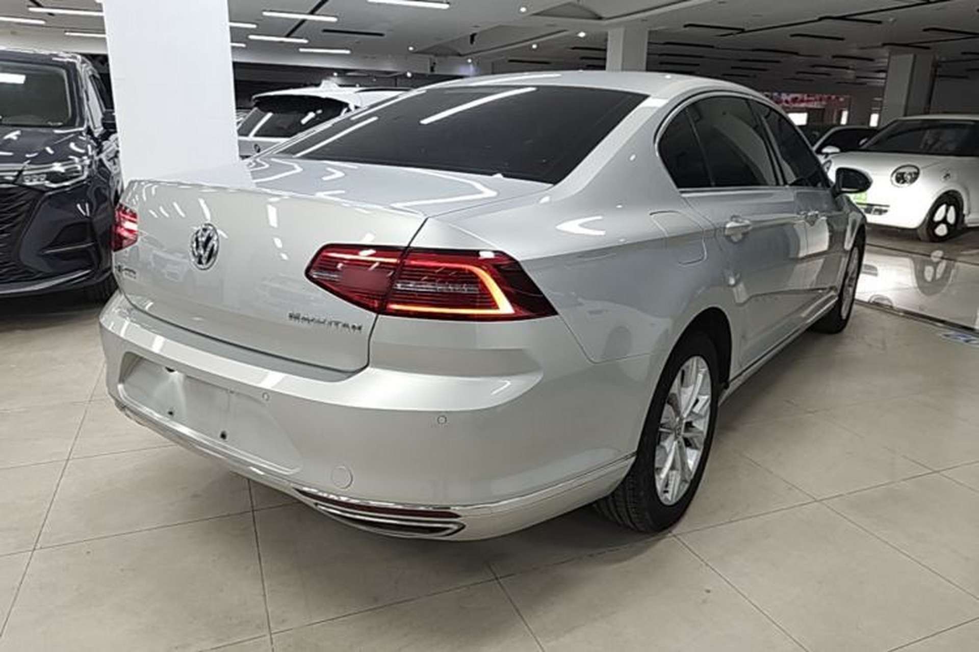 Used Volkswagen Magotan 2018 330TSI DSG Luxury Model Rear Right 45 Deg