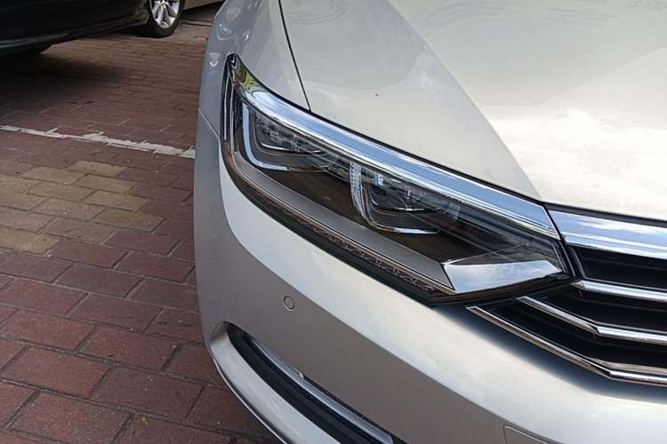 Used Volkswagen Magotan 2018 330TSI DSG Luxury Model Right Front Headlight