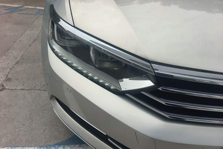 Used Volkswagen Magotan 2018 380TSI DSG Luxury Model Right Front Headlight